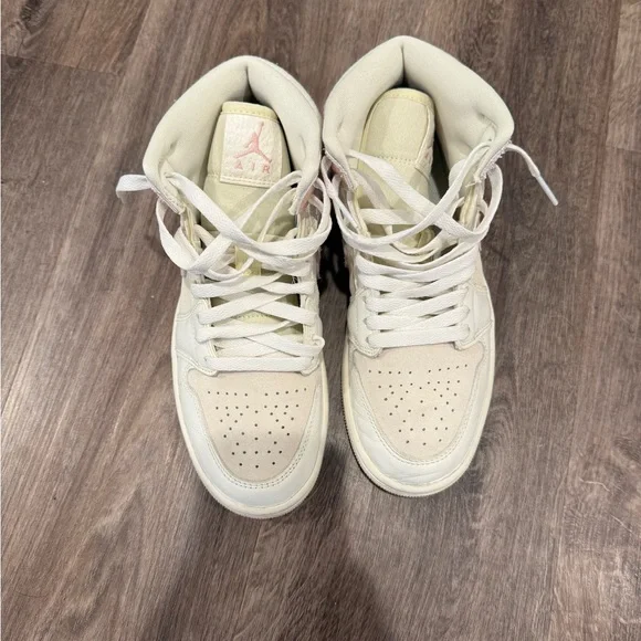 WMNS AIR JORDAN 1 MID SE - Size 7 - UK 4.5 - Picture 9 of 11